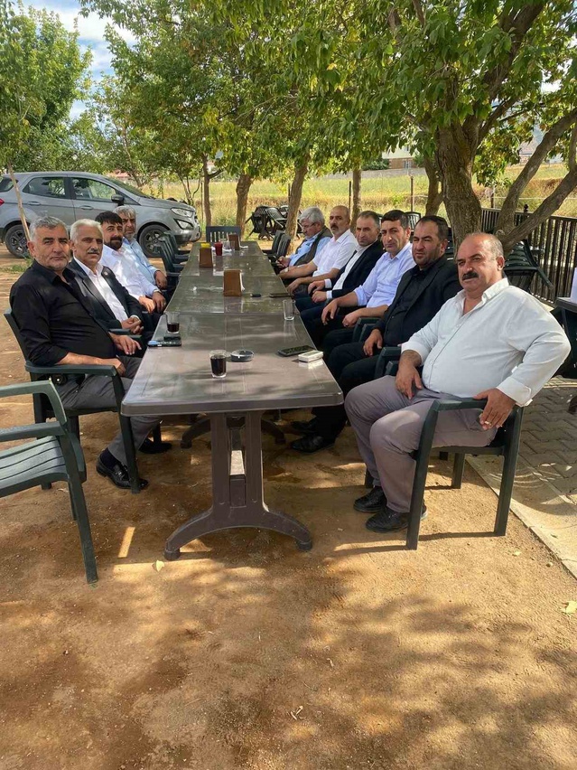 Bitlis Güroymak'ta 15 muhtar iletişim köprüsü için dernekte toplandı