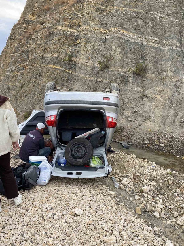 Tekirdağ Şarköy'de takla atan otomobilde sıkışan 2 kişi yaralandı