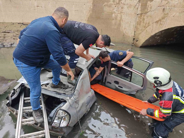 Aydın Karacasu'da otomobil sulama kanalına uçtu, 2 yaralı hastaneye kaldırıldı
