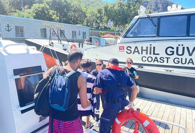 Muğla Fethiye'de rahatsızlanan 2 vatandaş Sahil Güvenlik botuyla 112'ye teslim edildi