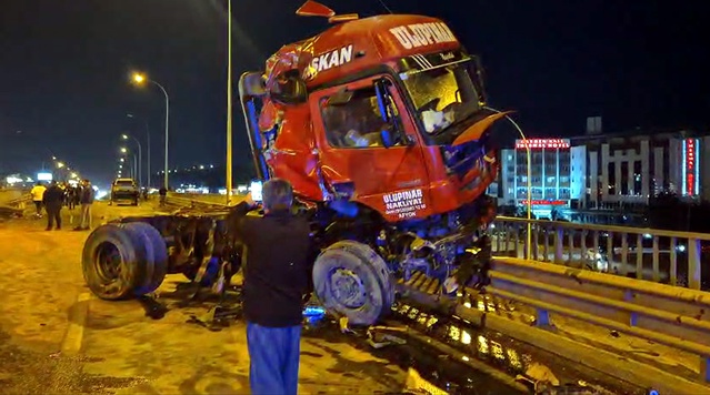 Afyonkarahisar'da TIR'ın çekicisi köprüde askıda kaldı, 1'i ağır 6 kişi yaralandı