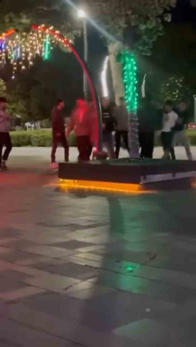 Bolu'da Valilik Meydanı'nda iki grubun tartışması tekme ve yumruklu kavgaya dönüştü