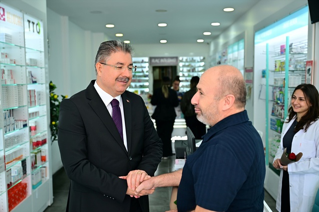 Eskişehir Valisi Yılmaz, Odunpazarı'nda pazarcı esnafı ve eczacılarla görüştü