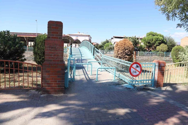 Nazilli Belediyesi, Yeşil Mahalle'deki demir köprüde motosiklet geçişini kısıtladı