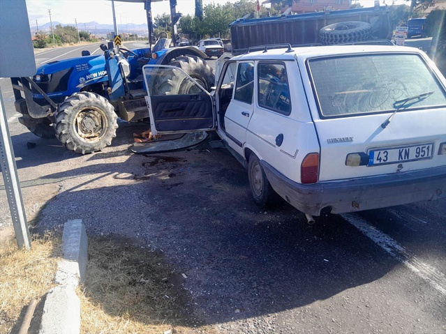Uşak Eşme'de otomobil, sola dönen traktöre çarptı; sürücü yaralandı
