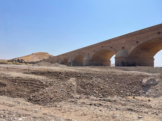 Kerkük Dakuk'ta 143 yıllık Osmanlı Köprüsü'nün su gözlerinde betonlama başladı