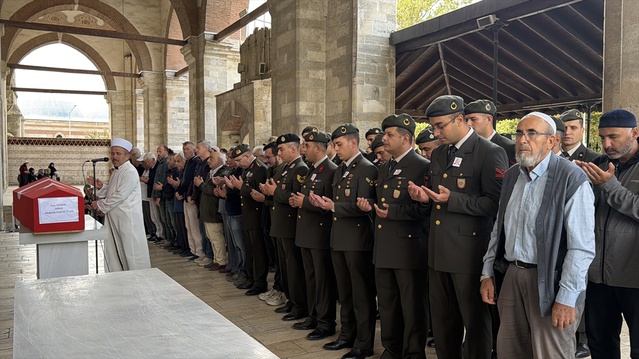 Kıbrıs Gazisi Aziz Özbek, Eski Cami'deki törenin ardından Edirne'de toprağa verildi