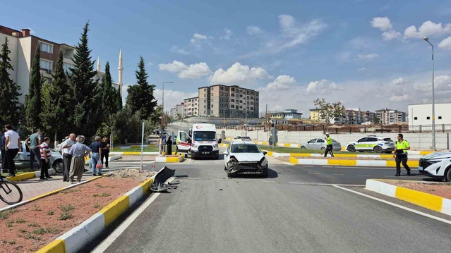 Adıyaman'da iki otomobilin çarpıştığı Akıllı Kavşak kazasında 3 kişi yaralandı