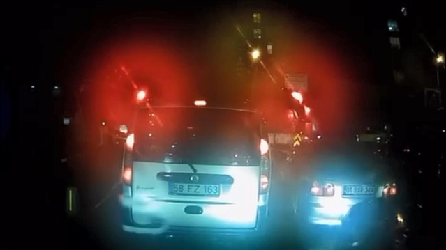 Eyüpsultan'da uzlaşan sürücüler, geri manevra çarpmasıyla trafik ışığında kavga etti