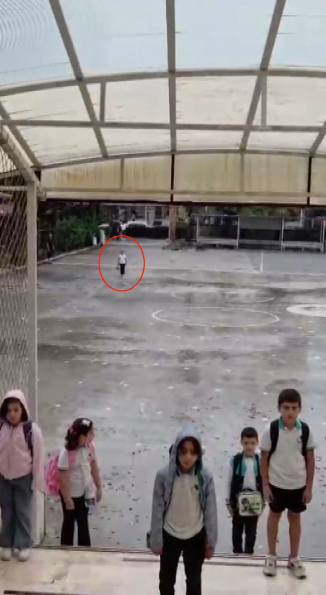 İstiklal Marşı'na yağmurda eşlik eden Hatay Dörtyol'daki Asel Mina takdir topladı