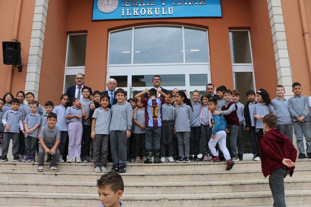 Trabzon Of Kaymakamı Akça, İsmail Yıldırım İlkokulu'nda öğretmenlere teşekkür etti