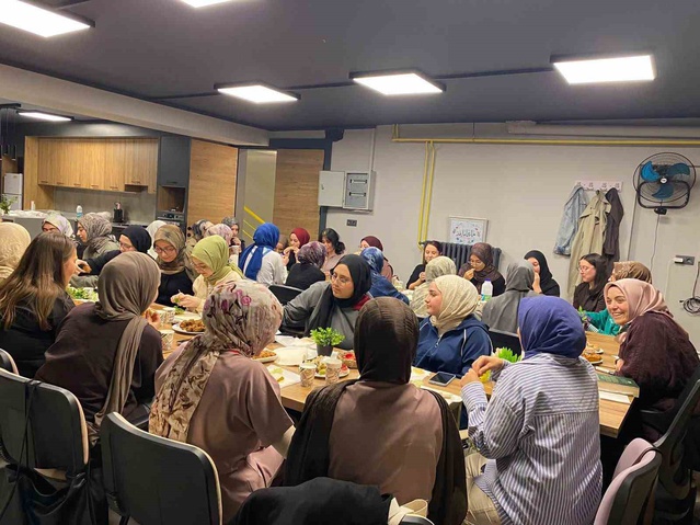 AFSÜ öğrencileri ADRM'de Hacer Genç rehberliğinde sohbet programına katıldı