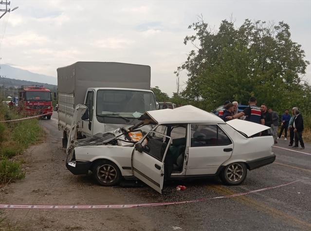 Aydın Bozdoğan'da kamyonetle çarpışan otomobilde 1 kişi öldü, 2 kişi yaralandı