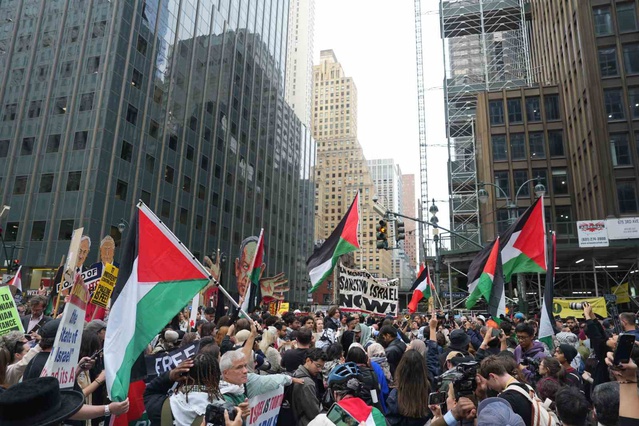 New York'ta binlerce kişi Netanyahu'yu protesto etti, polis BM'ye yaklaştırmadı