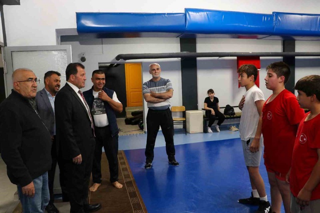 Kayseri Gençlik ve Spor İl Müdürü Kabakcı, Gevher Nesibe'de voleybol maçı izledi