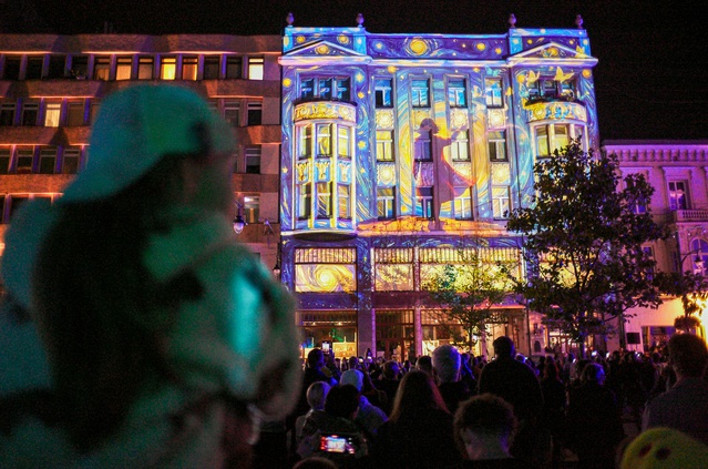Lodz'daki 16. Light Move Işık Festivali, kenti 'Hayaller' temasıyla aydınlattı
