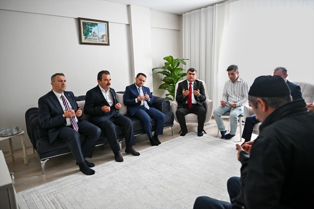 Adalet Bakanı Gürlek'ten, Sultanbeyli'de şehit ailesine ziyaret