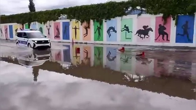 Osmaniye'de yağış sonrası okula gidemeyen öğrencileri polis okullarına bıraktı
