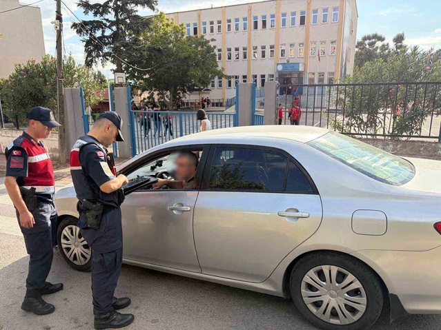 Gemlik'te jandarma okul çevresi ve öğrenci servis araçlarında olumsuzluk bulmadı