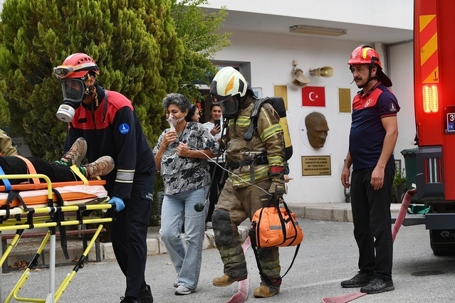 İzmir Urla'da okuldaki yangın tatbikatında mahsur kalan öğrenci kurtarıldı
