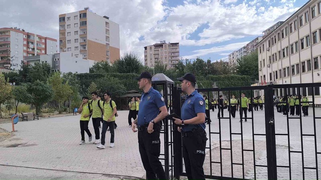 Siirt Kurtalan'da okul çevrelerine kontrol noktası kuruldu, GBT sorgusu yapılıyor