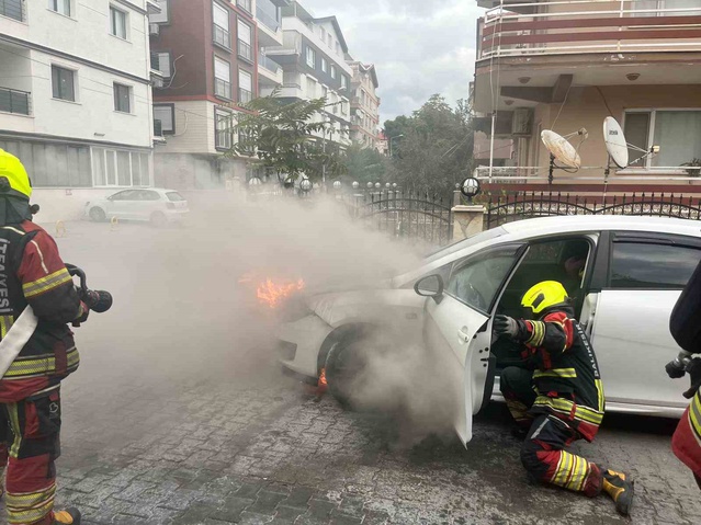 Balıkesir Burhaniye'de alev alan otomobil, itfaiyeyle binalara sıçramadan söndürüldü