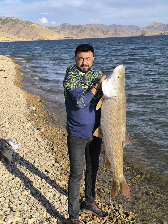 Elazığ'da Keban Baraj Gölü'nde balıkçının oltasına yaklaşık 30 kiloluk turna takıldı