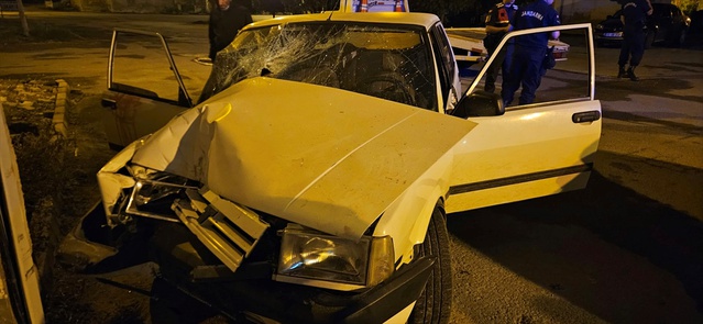 Askere gideceği gün Mersin Tarsus'ta otomobil iş yeri duvarına çarptı, 1 kişi öldü