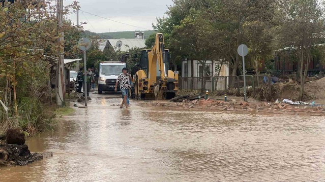 Mudanya'da sağanak bahçeleri sular altında bıraktı, kanalizasyon künkleri söküldü