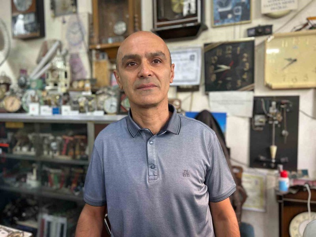 Van'da saatçi İnsel, dijital saatler bozulunca atılıyor, tamiri mümkün değil diyor