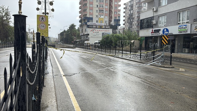 Osmaniye'de sağanak nedeniyle Devlet Bahçeli Alt Geçidi'ne su doldu, trafiğe kapandı
