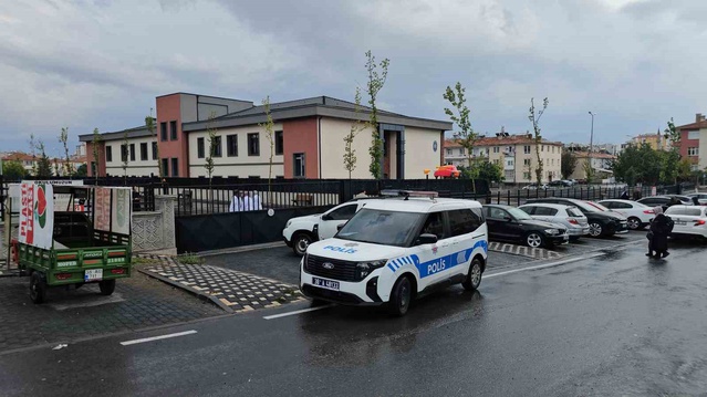 Kayseri'de oyuncak silahı okula doğrultan şahıs polis ekiplerince gözaltına alındı