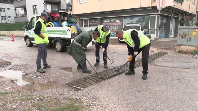 Bursa Büyükşehir Belediyesi, yağışta 17 ilçeden gelen 766 ihbara müdahale etti