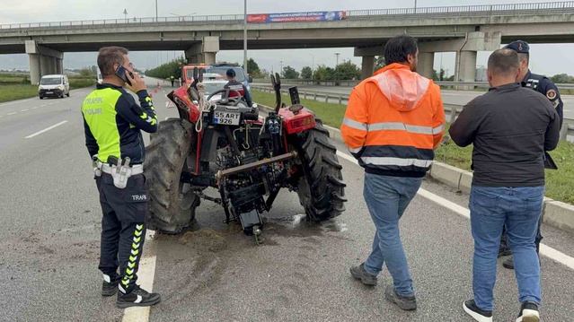 Samsun Çarşamba Havalimanı Kavşağı'nda kamyonet traktöre çarptı, 2 sürücü yaralandı