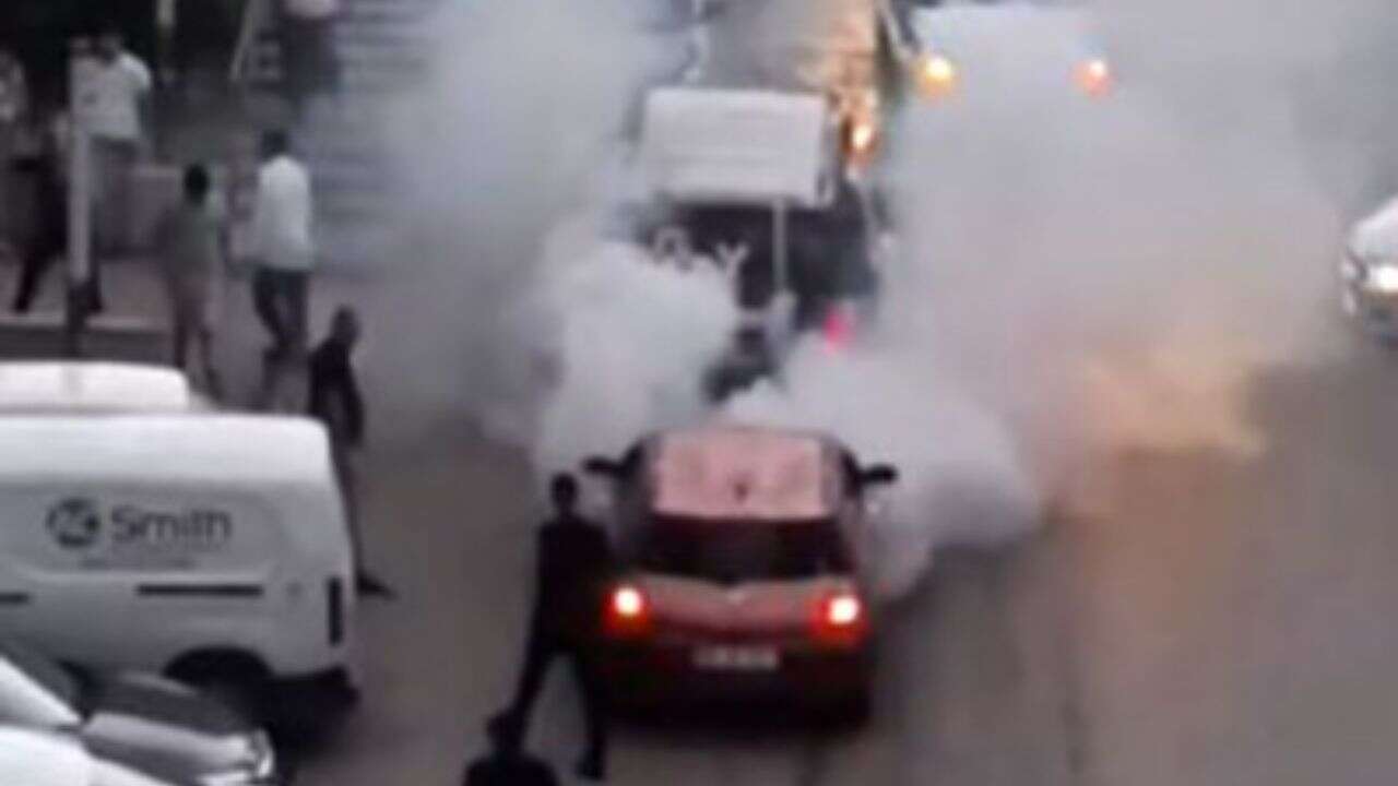 Trafiği tehlikeye atarak lastik yakan sürücü tespit edildi: Ceza yazıldı