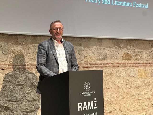 Şiir ve Edebiyat Festivali Rami Kütüphanesi'nde açıldı, onur ödülü Ayvazoğlu'na verildi