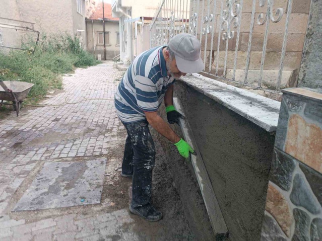 Afyonkarahisar Bolvadin'de cami imamı, şadırvan tadilatını usta çağırmadan yaptı
