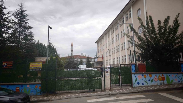 Ankara Etimesgut'ta okul bahçesinde bıçaklanan kadın hastanede hayatını kaybetti