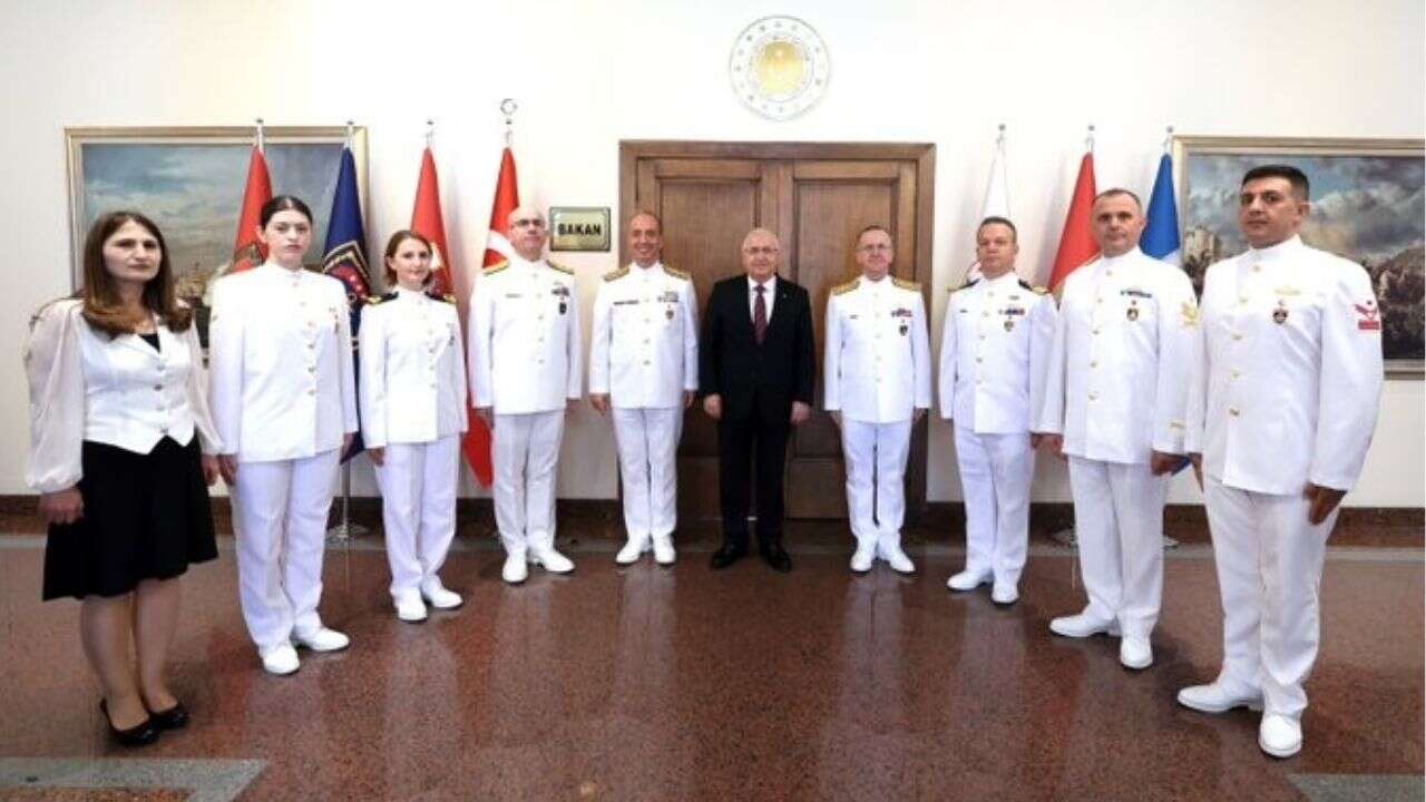 Bakan Güler, Deniz Kuvvetleri Komutanı Tatlıoğlu ile görüştü