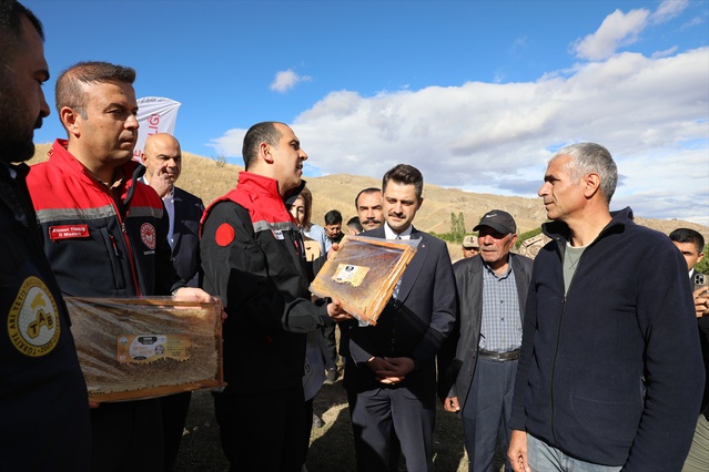 Iğdır Tuzluca'da kayısı çiçeği balının ilk hasadı yapıldı, 180 ton rekolte bekleniyor