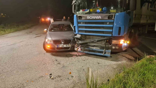 Zonguldak Çaycuma'da ana yola çıkan tır otomobille çarpıştı, ölü yaralı yok