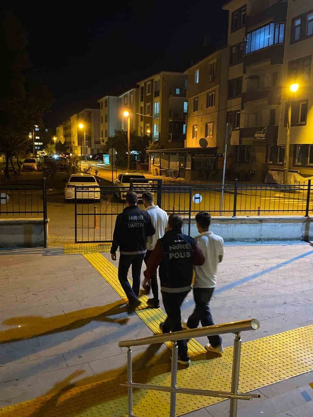 Bartın'da uyuşturucu operasyonunda adliyeye sevk edilen 3 şüpheliden 2'si tutuklandı