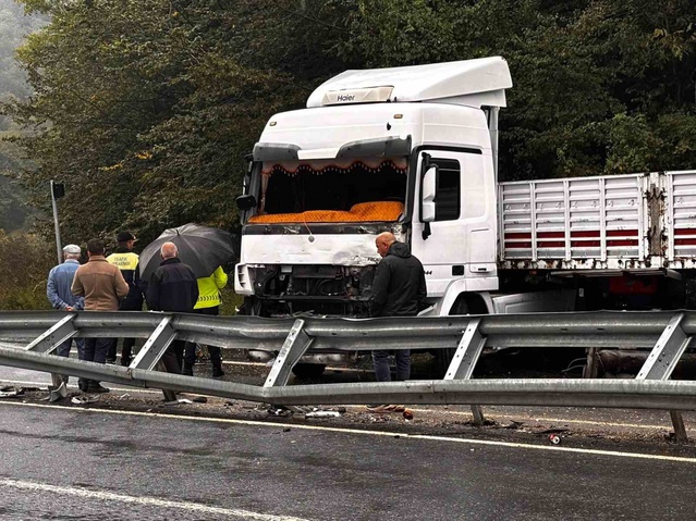 Düzce Akçakoca'da tır makasladı, kapanan yolda trafik kilitlendi, yaralanan olmadı