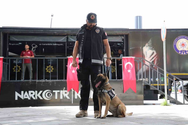 Elazığ'da NARKO TIR ilk kez açıldı, gençlere uyuşturucunun zararları anlatıldı