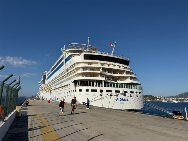 Bodrum Limanı'na yanaşan AIDAblu kruvaziyeri 2 bin 243 turist getirdi