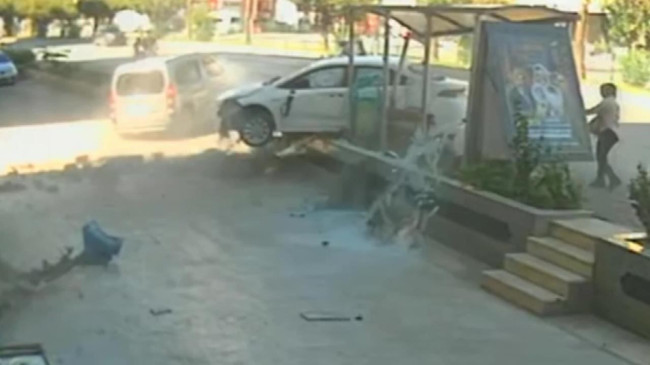 Antalya'da otomobil önce yayaya sonra otobüs durağına çarptı
