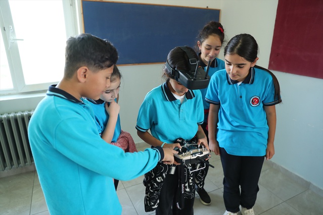 Erzincan'da 46 ortaokul öğrencisi köy okulunda yapay zeka ve robotik kodlama öğrendi
