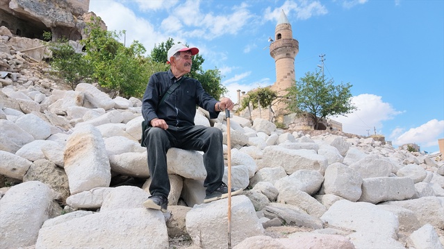 Kayseri'deki Taşhan'da 73 yaşındaki Abdullah Özdemir, 23 yıldır camiyi ayakta tutuyor