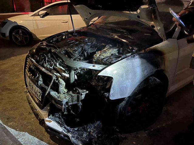 Niğde Sarıköprü'de site otoparkındaki otomobilde yangın çıktı, itfaiye söndürdü