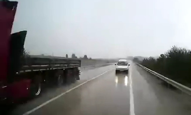 Karabük'te hatalı sollama ve ters yön kamerada, sürücüler son anda kurtuldu